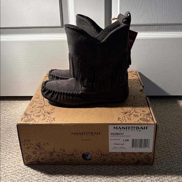 NWT Manitobah Mukluks Gray Suede Fringe Moccasin “Okotos” Boots Wmns Size 6 - Picture 3 of 7